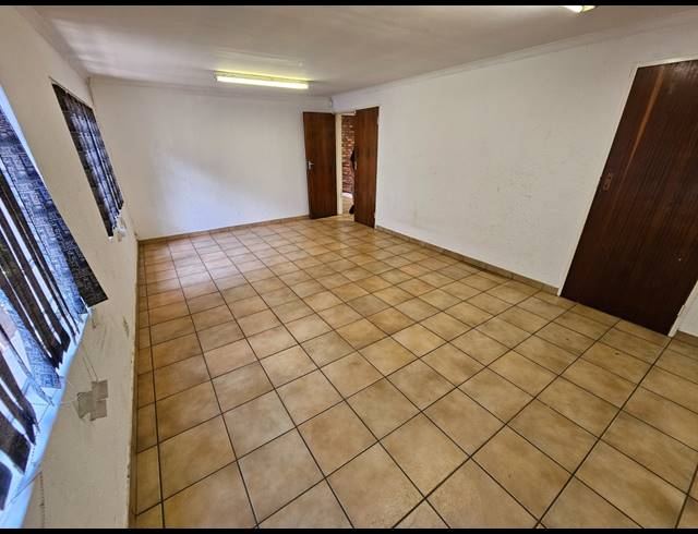 1,100M² WAREHOUSE TO LET IN APEX